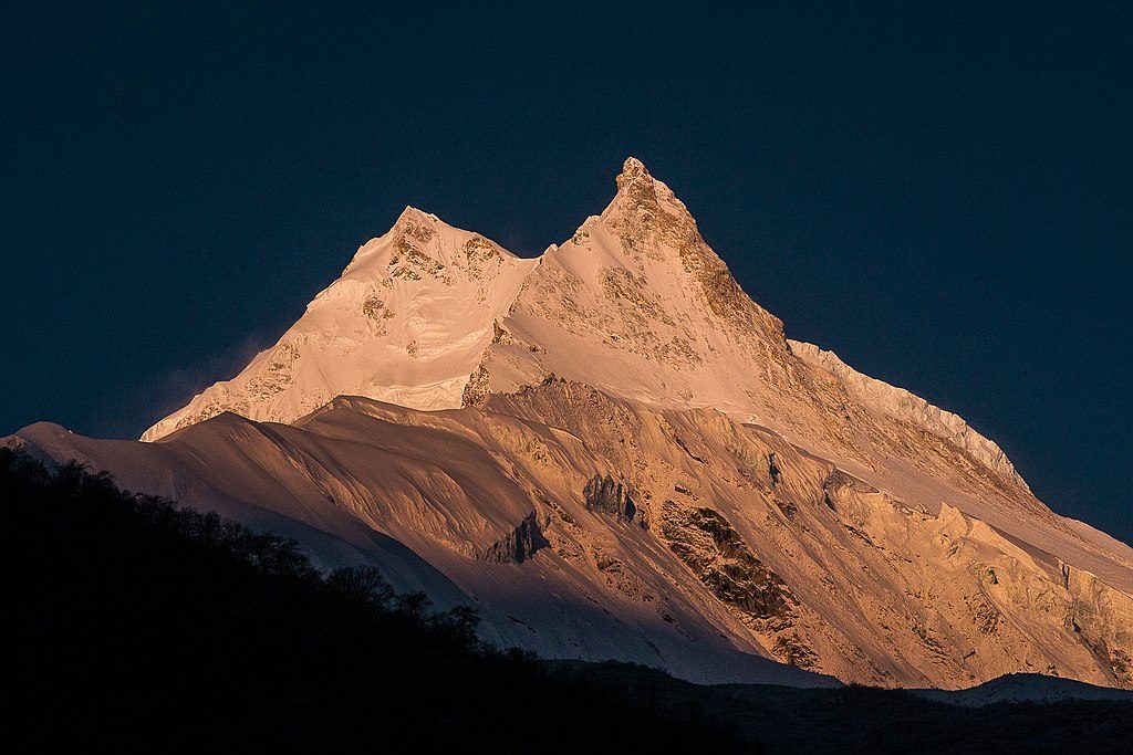 Avalanche e forte nevasca fazem equipes abandonarem ataques ao cume do Manaslu