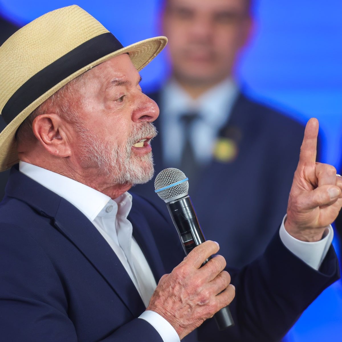 Lula tenta explorar notícia falsa sobre ‘Nossa Senhora’ e é contestado: ‘fake news, né, presidente?’