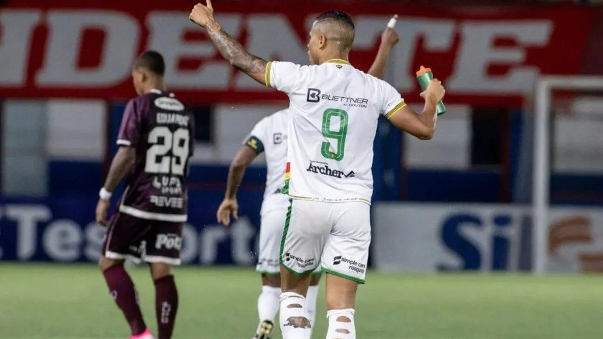Ferroviária arranca empate com Brusque e fica perto do acesso