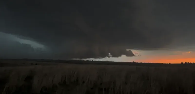 Supercélula é registrada por caçadores de tempestades durante temporal em Alegrete