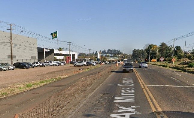 Homem chuta grade, invade empresa e acaba expulso por segurança - TNOnline