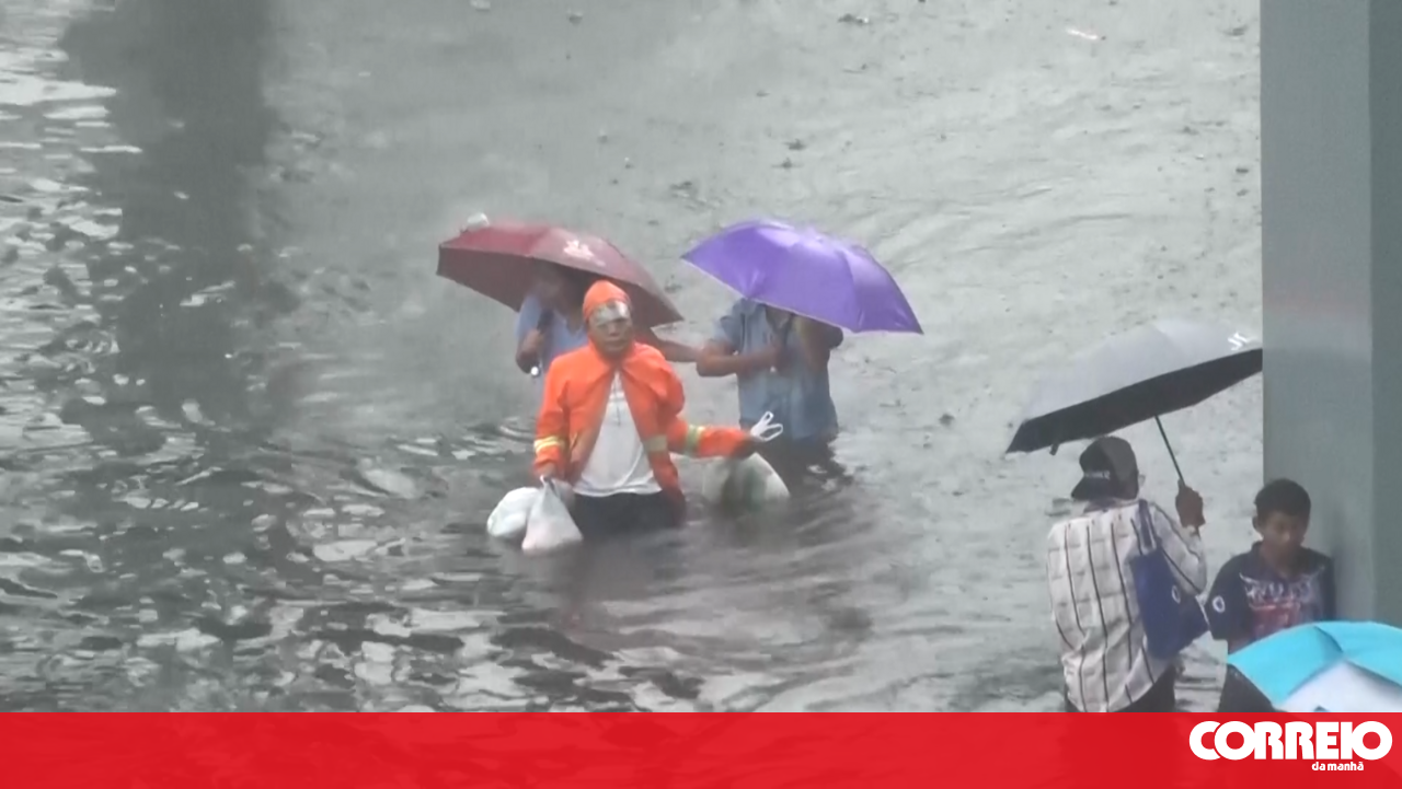 Ruas de Banguecoque continuam inundadas após três dias de chuvas intensas