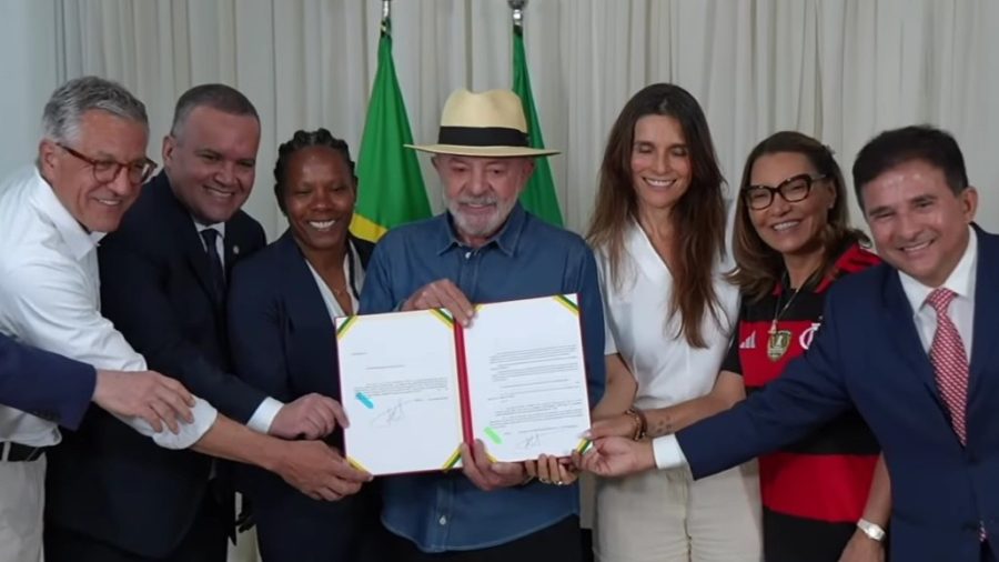 Lula sanciona lei para profissionalização do futebol feminino