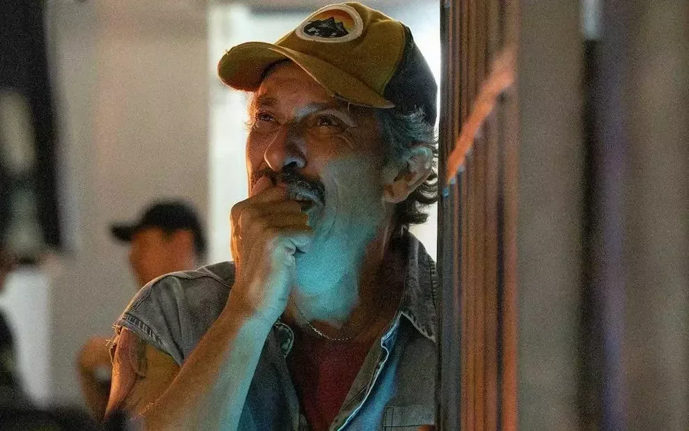 Por Você: Amigo de Juarez se dá mal com segredo macabro do vendedor e cerco se fecha