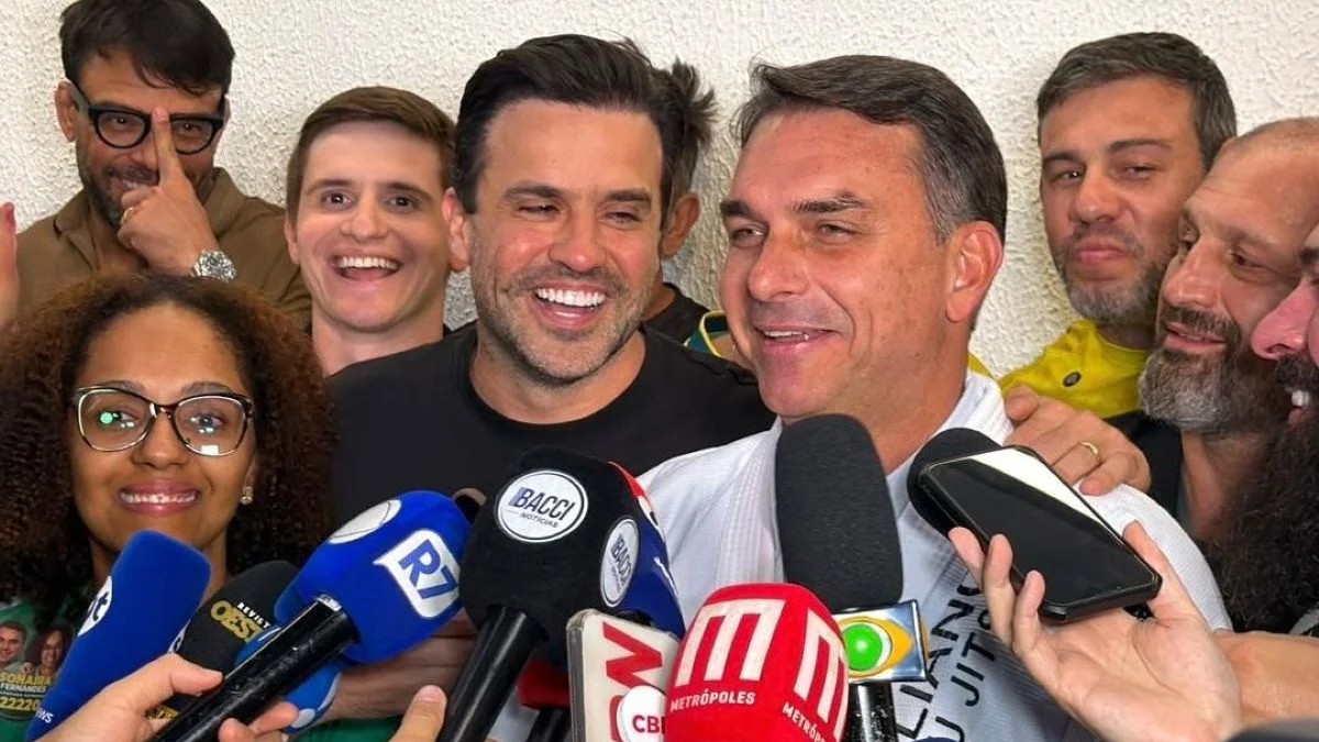 Flávio Bolsonaro apresenta Pablo Marçal como colaborador de campanha