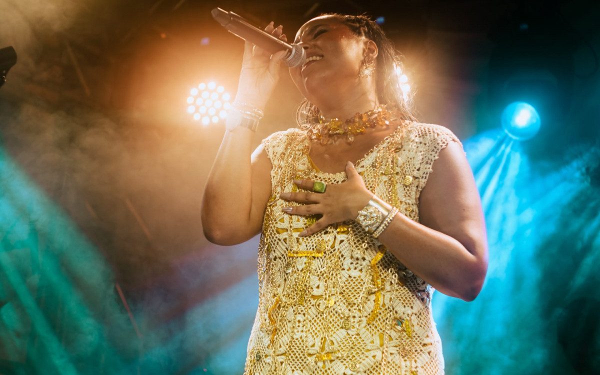 Donna Dona emociona e faz o público dançar durante show em Caxias