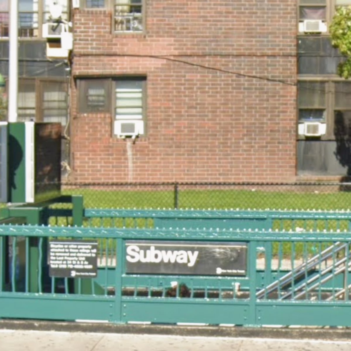 Homem morre após sacola que carregava ficar presa nas portas do metrô em Nova York