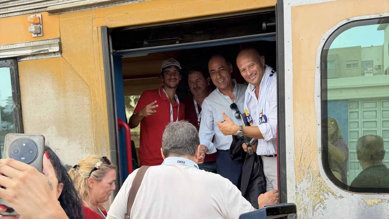 Deputados do Chega percorrem Linha do Algarve e apontam ferrovia «desfasada»