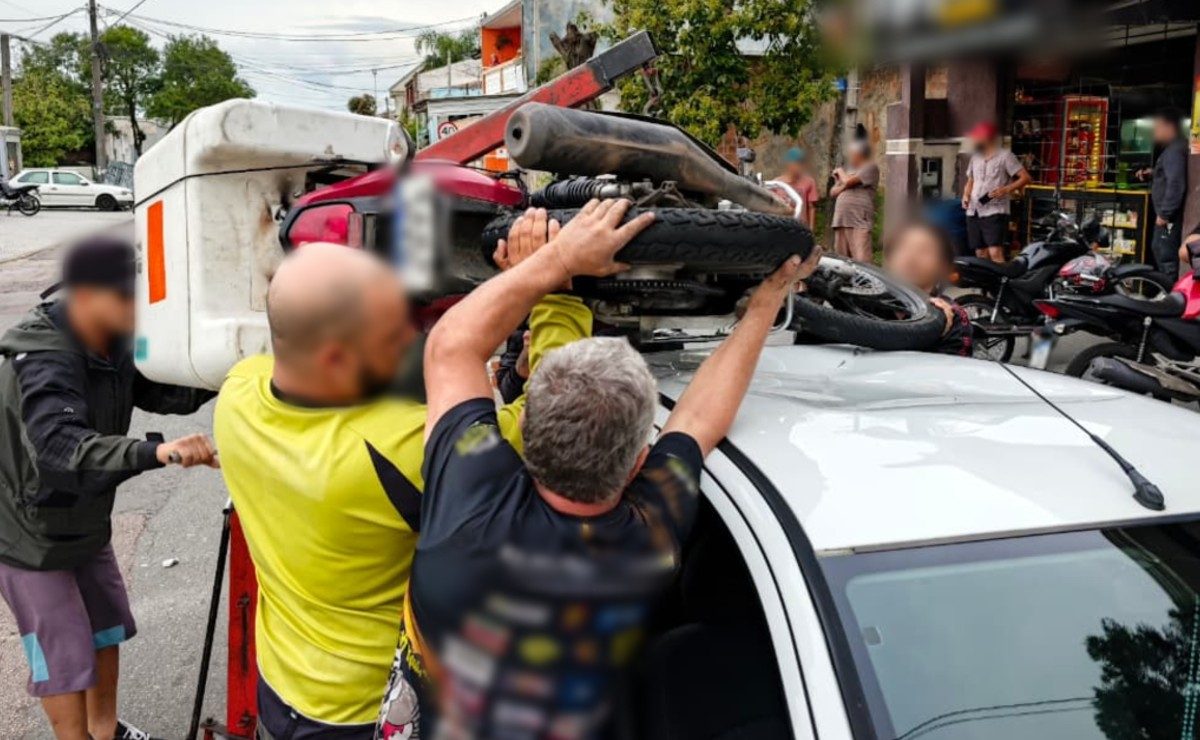 Cena inusitada: moto vai parar em cima de carro após colisão traseira no Fazendinha, em Curitiba