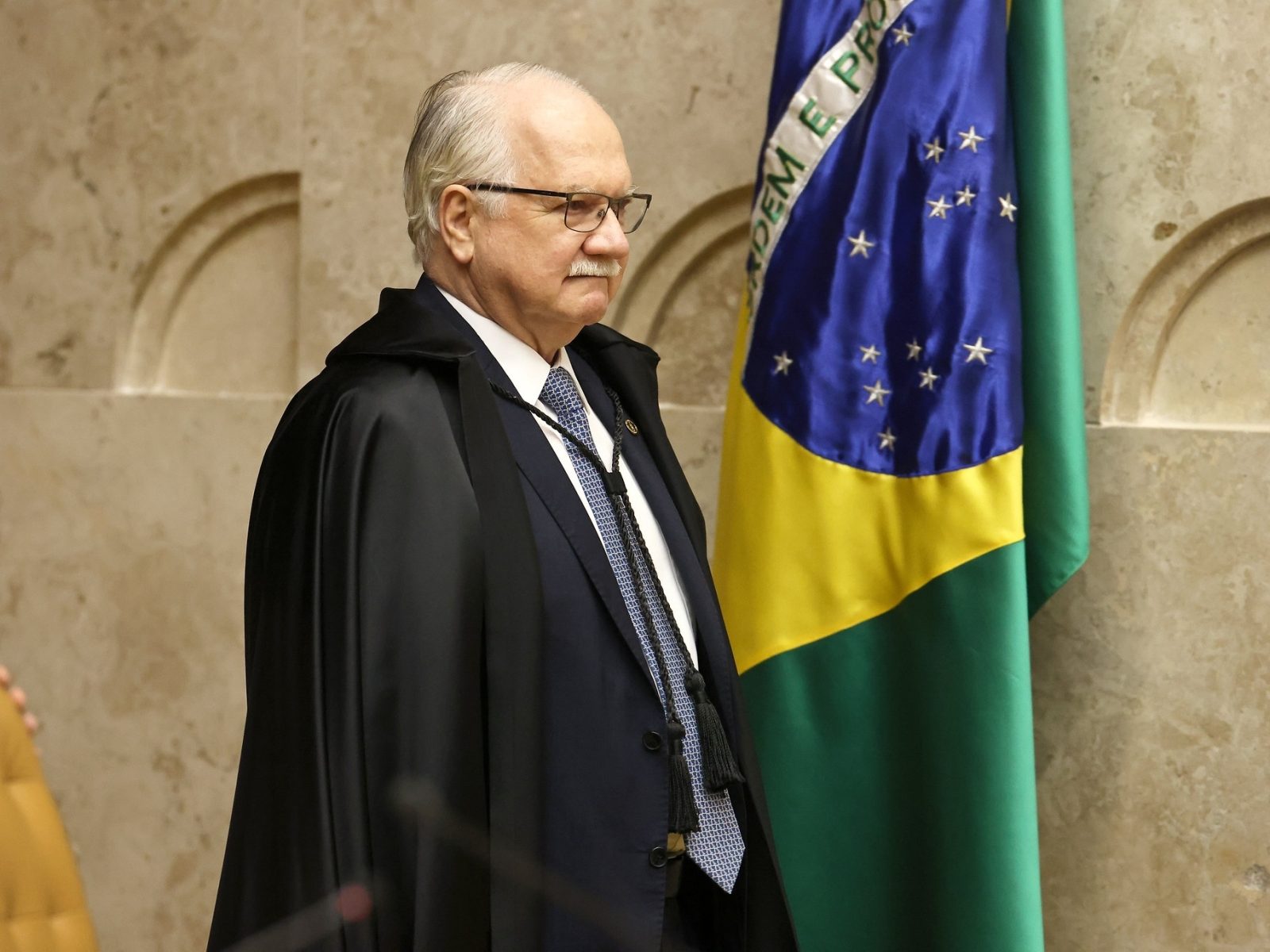 Fachin recoloca o óbvio no trilho ao acenar com punição de togas