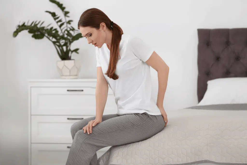 Você se levanta da cama do jeito certo? Veja como proteger a coluna