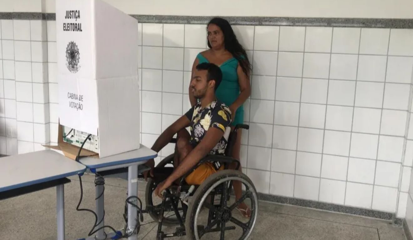 Quem pode acompanhar o eleitor na cabine? Veja a regra