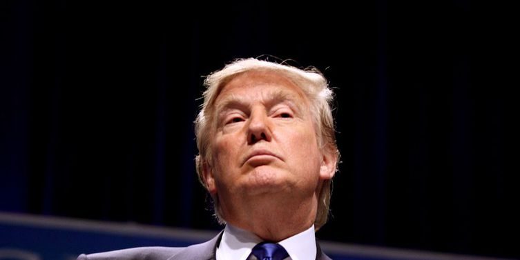 Às vésperas das eleições, Trump anuncia compra de votos