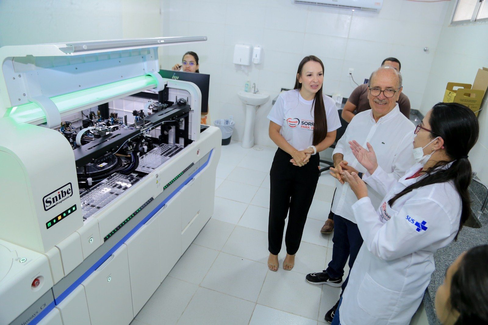 Prefeito Ronaldo Lopes visita o Laboratório Municipal e conhece equipamento revolucionário