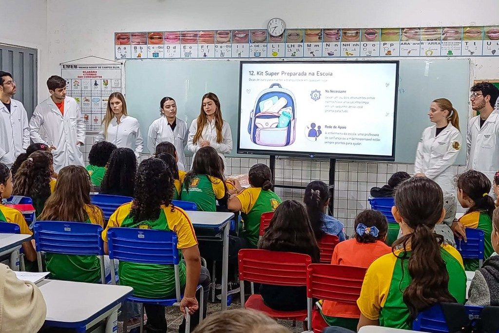 Estudantes de Medicina levam orientações sobre saúde e prevenção a alunos de escola em Várzea Grande