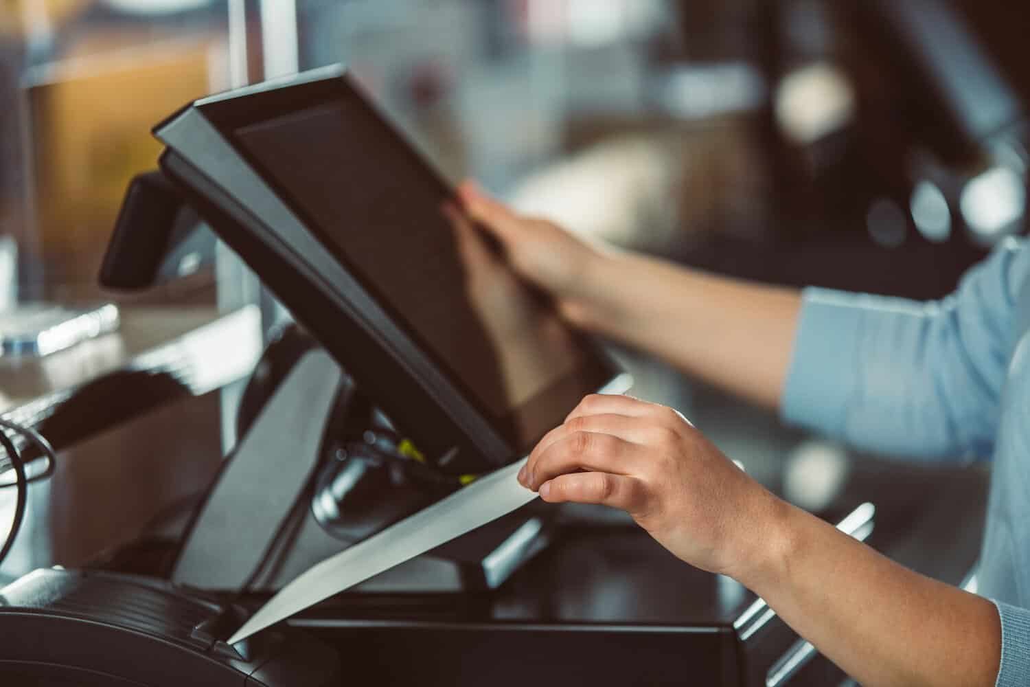 Quanto poupa um supermercado ao trocar funcionários por caixas automáticas?