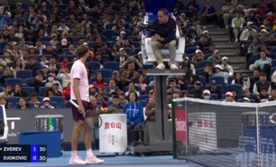 Djokovic reclama decisão do árbitro: «É uma das regras mais estúpidas que já vi»