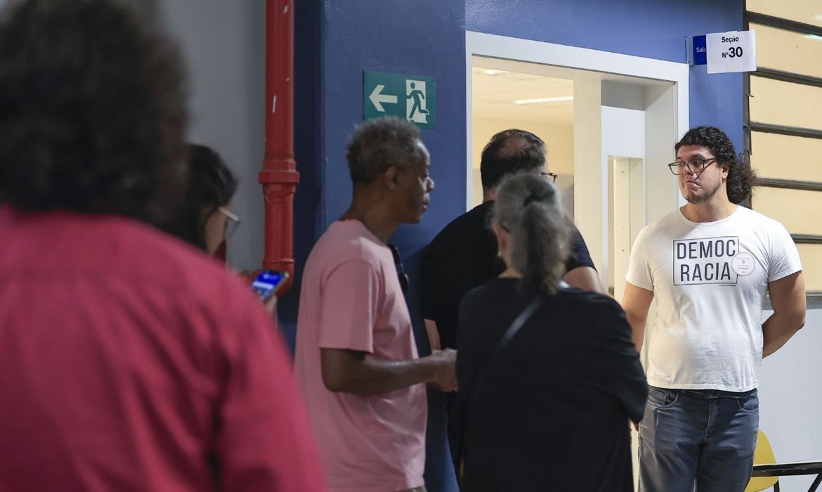 Filas na votação persistiram em SP após as 17h e TRE aponta chuvas e demora na digitação como causas