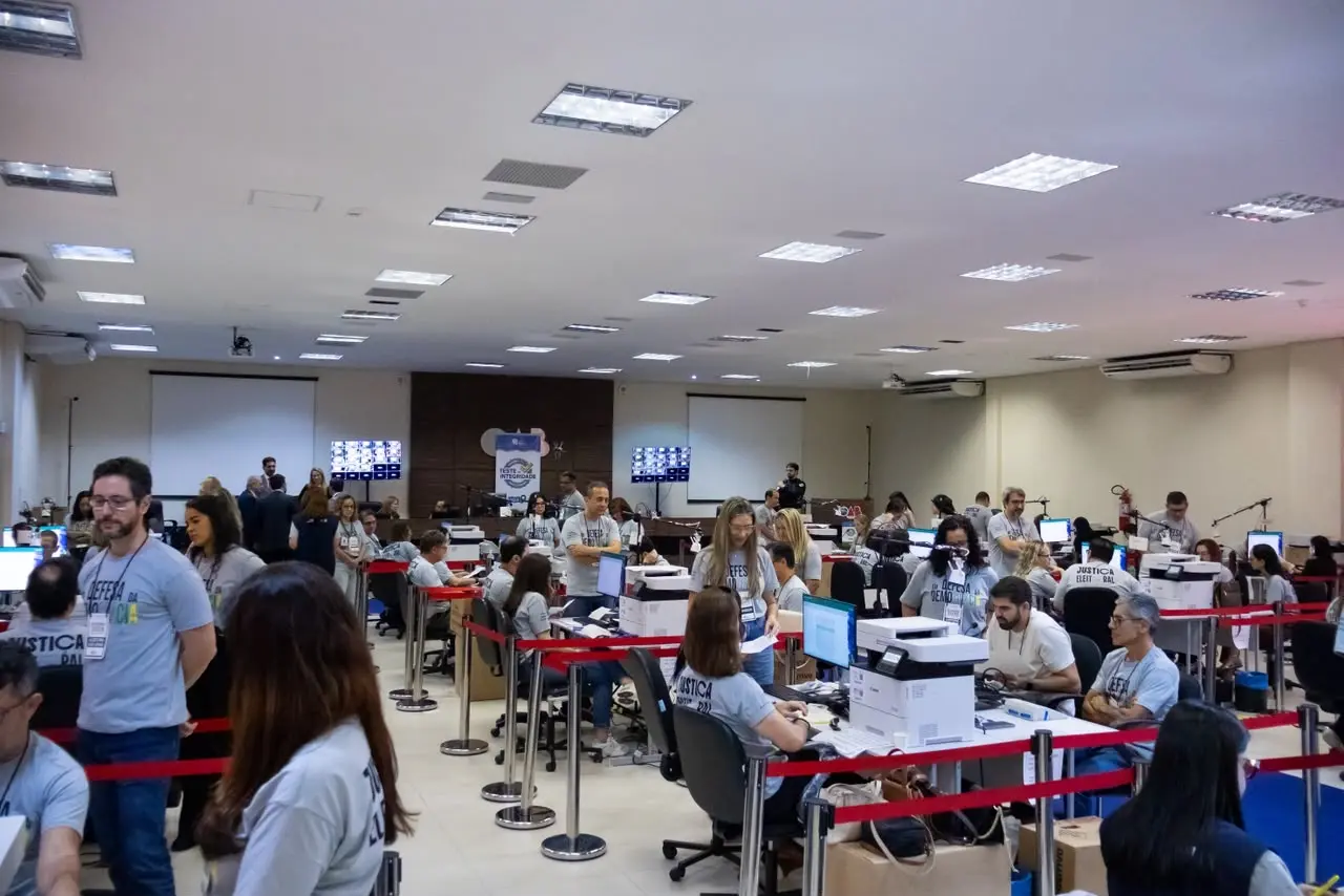 TRE/AL realiza teste para verificar integridade das urnas eletrônicas em Alagoas