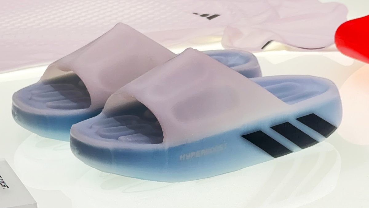 Adidas entra na febre do recovery com chinelo que esfria os pés por 30 minutos; veja como funciona
