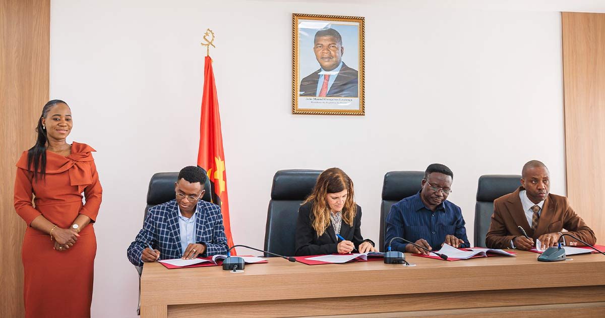 Grupo de Guimarães vai construir escolas em Angola com argila, madeira de paletes e alimentadas a energia