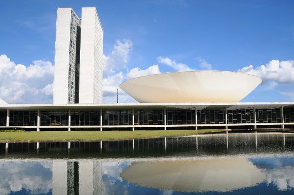 Nova regra na mira do congresso quer legalizar sinal de agradecimento entre motoristas