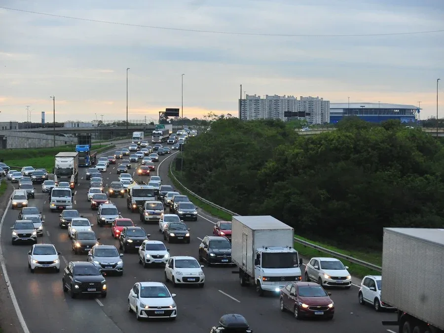 Com trânsito carregado, saída da Capital para Feriadão não causa transtornos