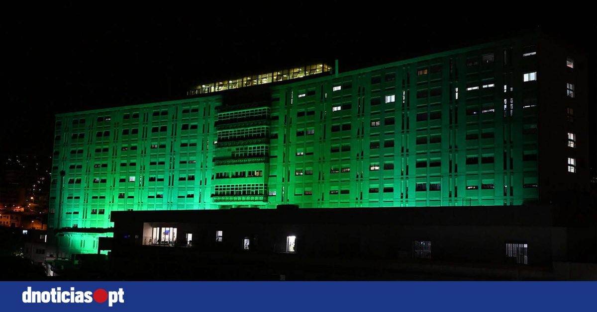 Edifícios públicos iluminados de verde pela saúde mental