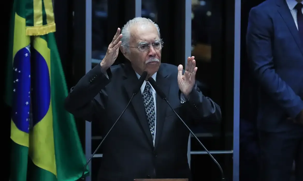José Sarney é internado na UTI após cirurgia abdominal em São Luís