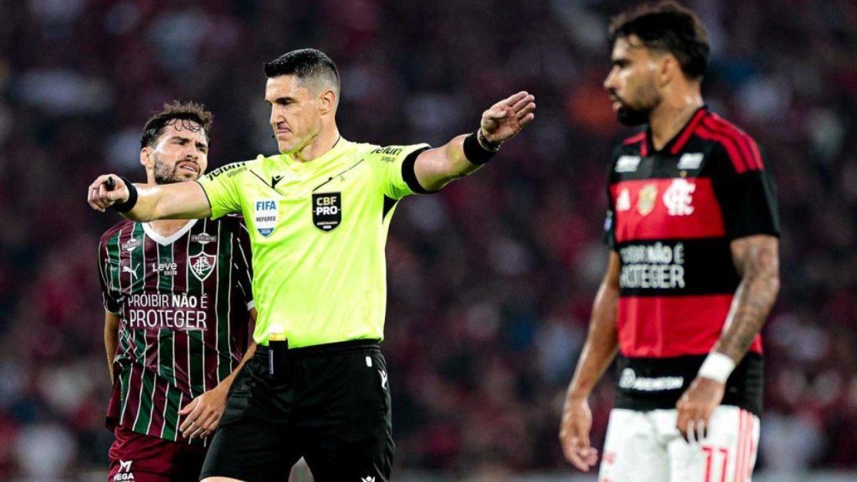 PC Oliveira vê erro e diz que Pulgar deveria ter sido expulso no Fla-Flu
