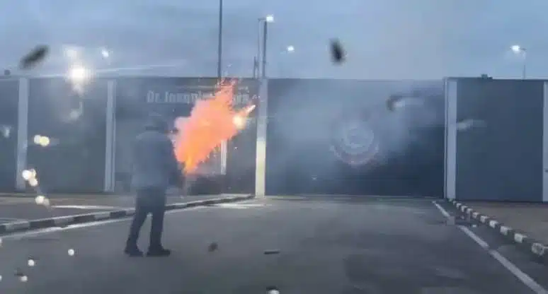 Torcedores do Corinthians soltam rojões e mostram arma para repórter da Globo