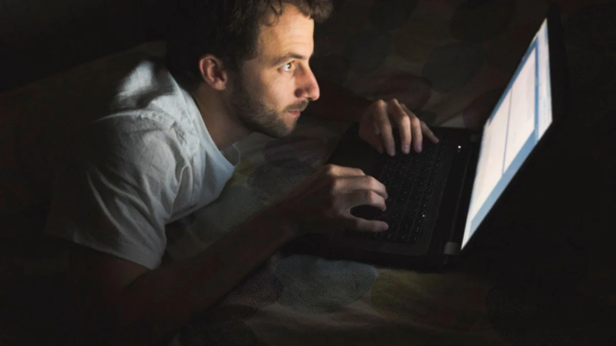 Posição inadequada e horas na frente do computador sobrecarregam os ombros