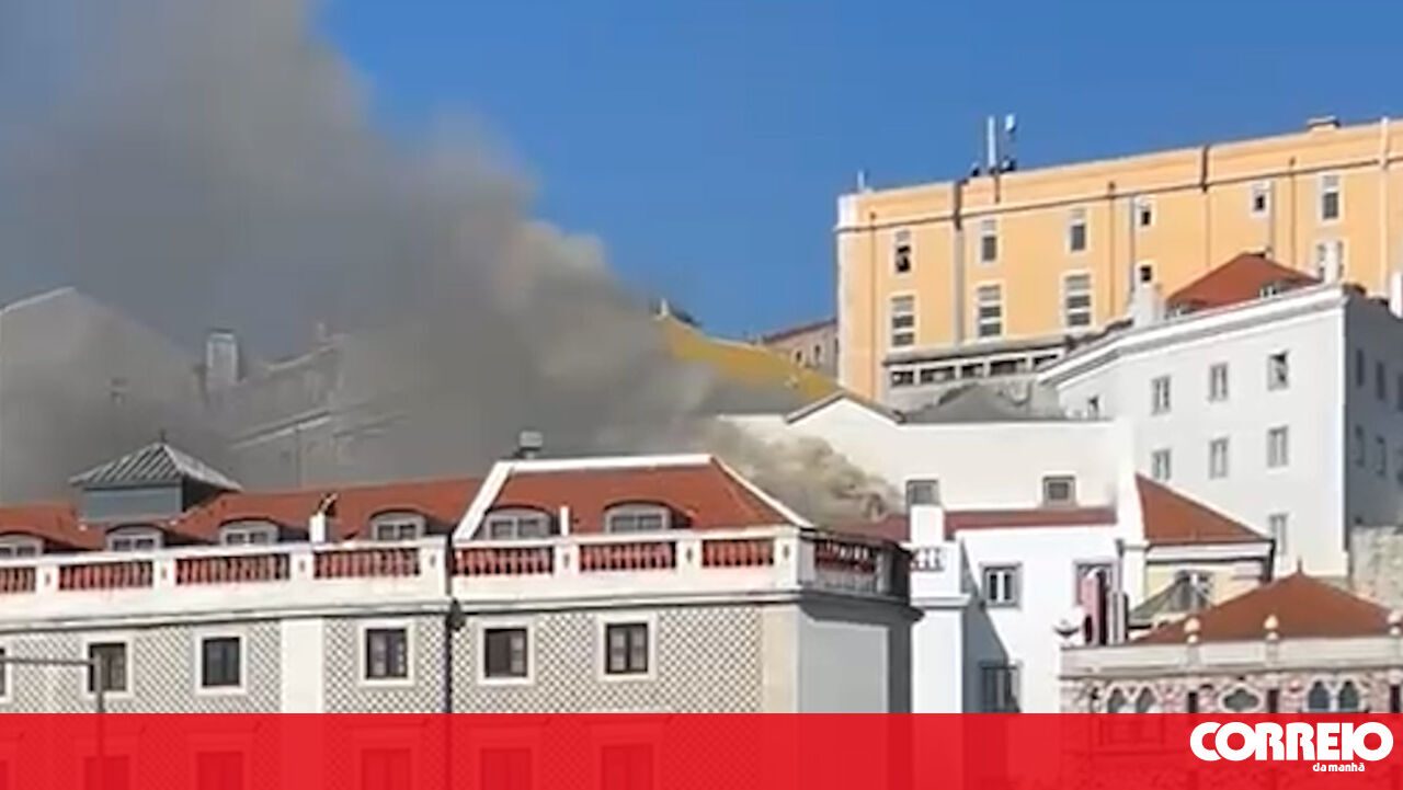 Incêndio deflagra em prédio em Alfama, Lisboa