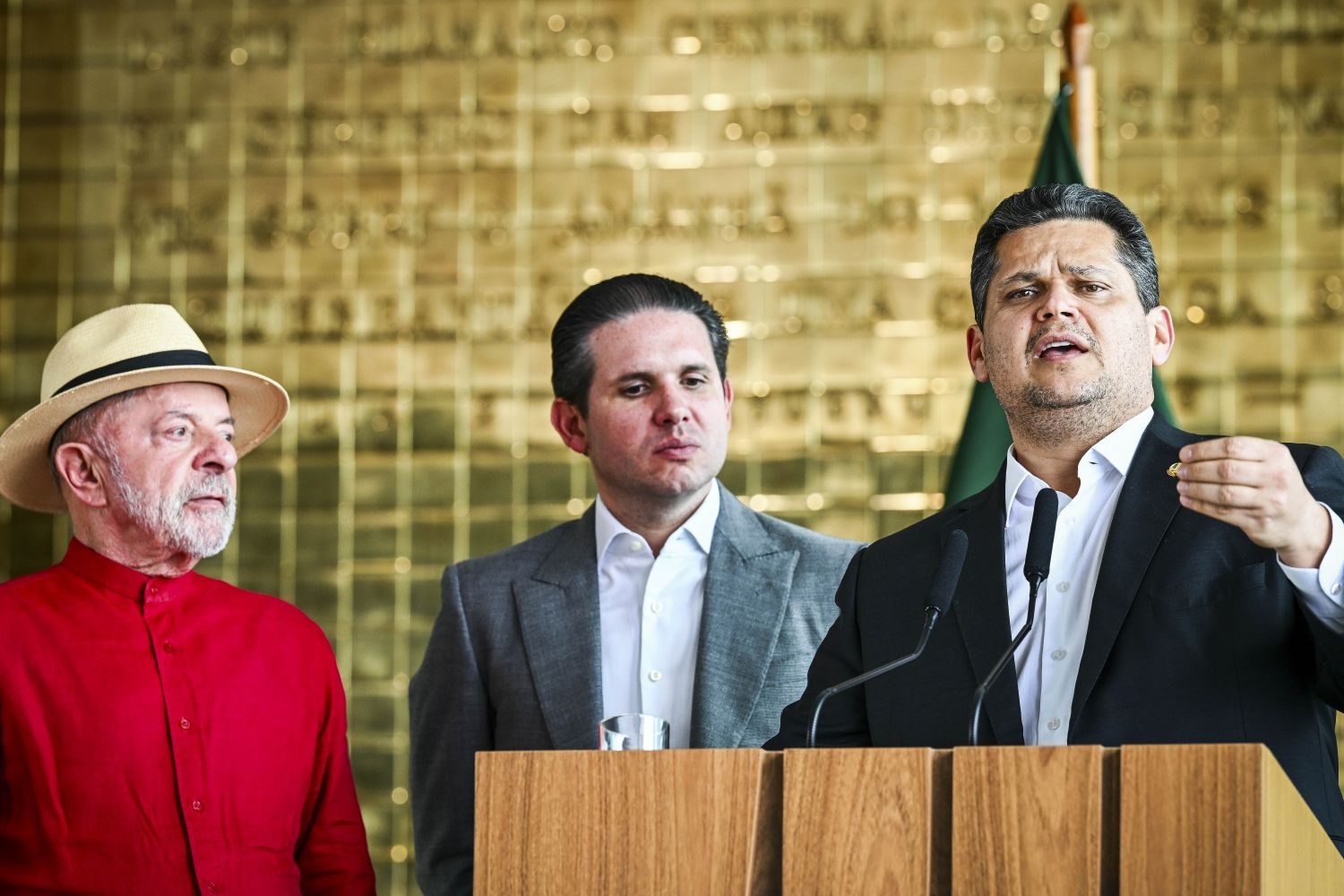 Lula comemora aprovação do fim da escala 6x1 no Senado