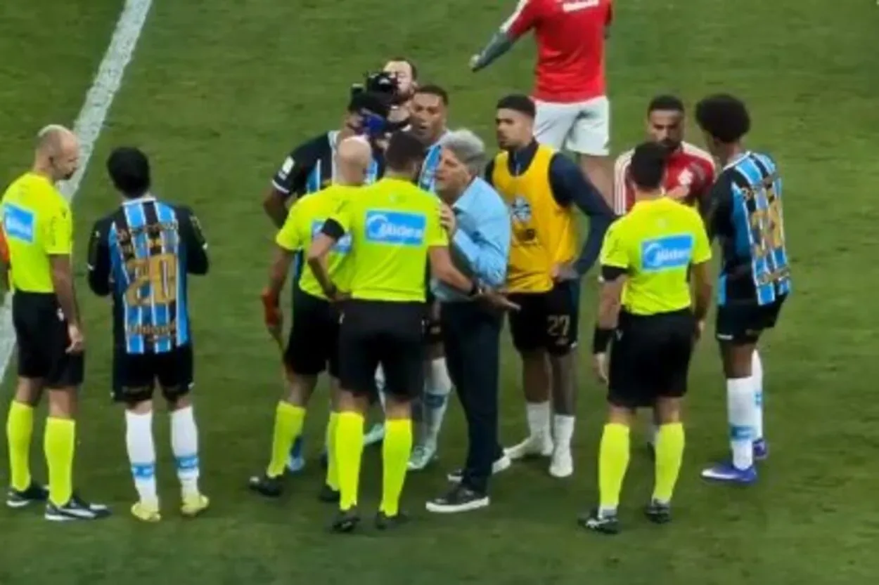 Pediu cartão? Novo vídeo mostra ação curiosa de Renato após o Gre-Nal
