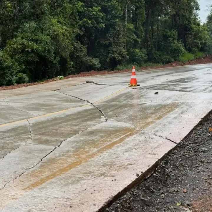 Chuva interdita estrada de concreto que está sendo construída em Pitanga