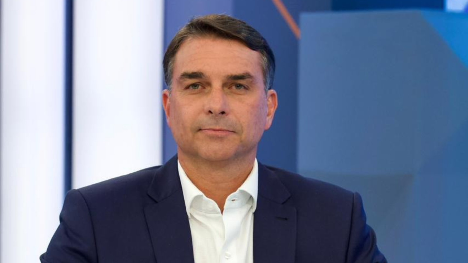 Jornalista revela almoço de executivos da Globo com Flávio Bolsonaro antes de sabatina; emissora e campanha de Lula reagem - Hugo Gloss