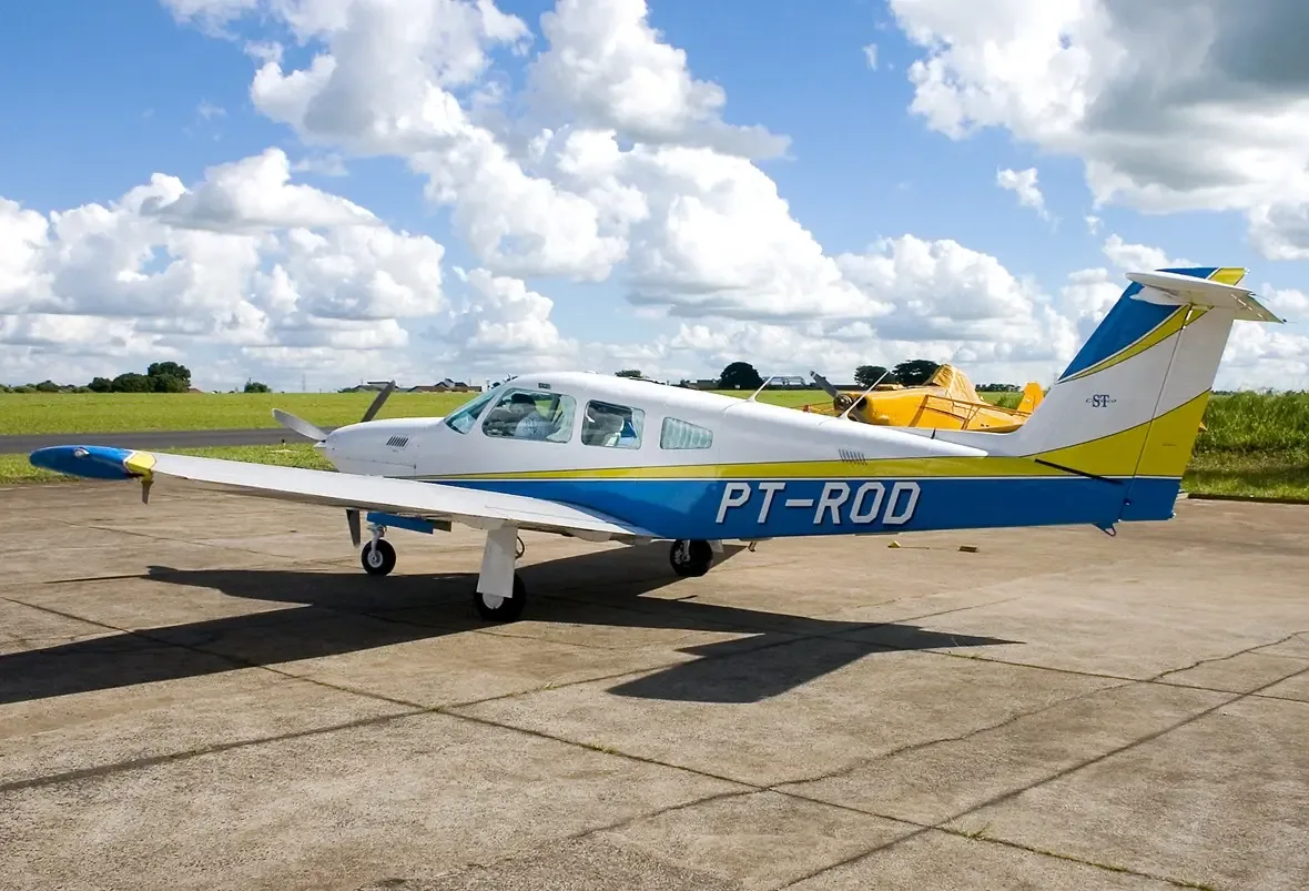 Avião que fez pouso forçado em rio no Acre foi fabricado em 1977 e não tinha autorização para táxi aéreo - O