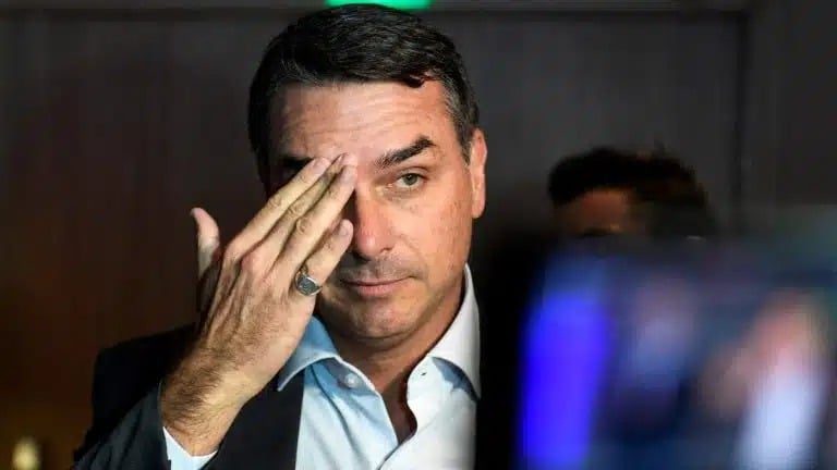 Flávio Bolsonaro vira alvo de pedido de investigação por contrato com empresa de cibersegurança - Revista