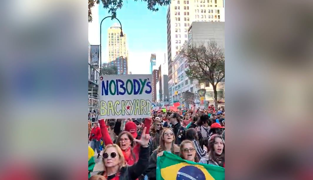 ‘O Brasil não é um quintal’: ato pró-Lula toma a Union Square, em Nova York. Veja fotos e vídeos
