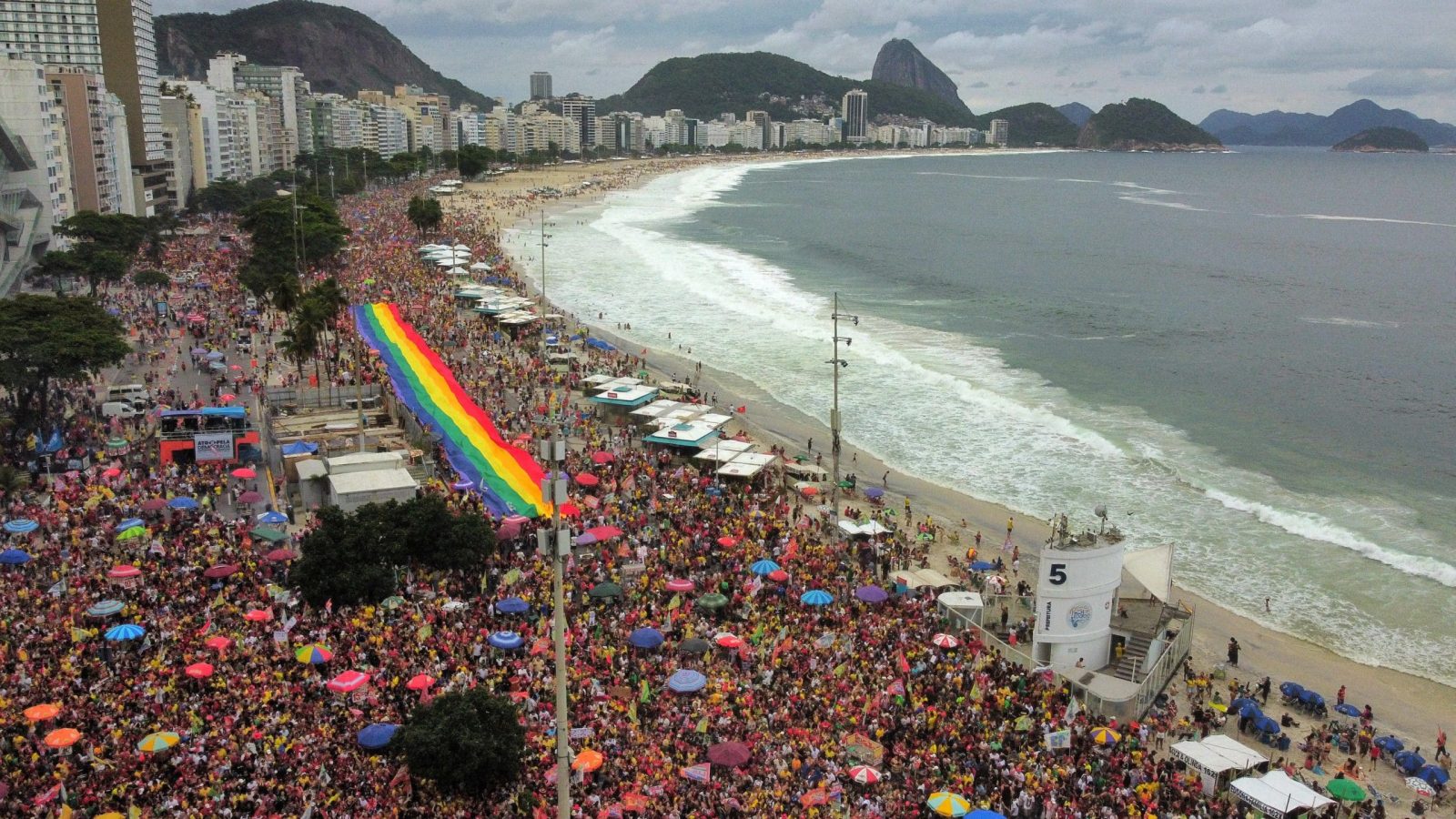 Mar de gente toma Copacabana e multidões se espalham pelo país em atos pró-Lula - Revista Fórum