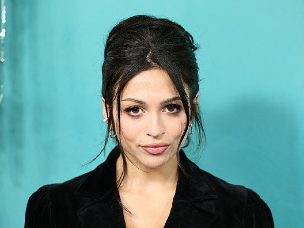 Quem é Josie Totah, a Tina de ‘Carrie’ que você já viu em ‘Jessie’