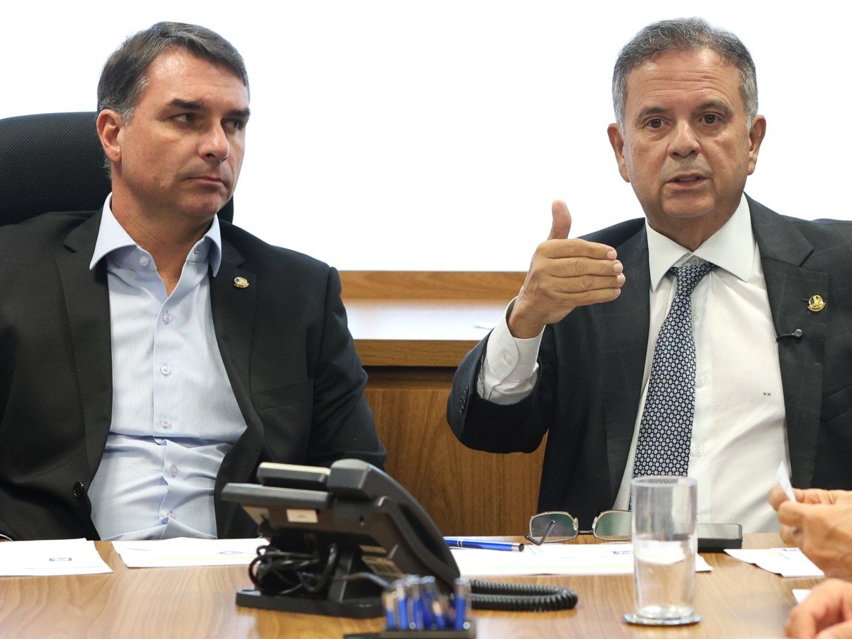 A justificativa do coordenador de campanha de Flávio para apoiar munições sem identificação