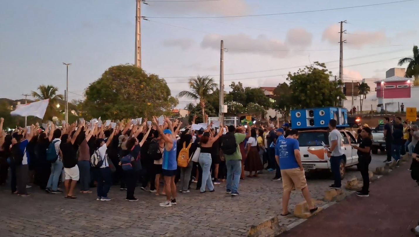 Ato político na UFRN termina em pancadaria entre direita e esquerda