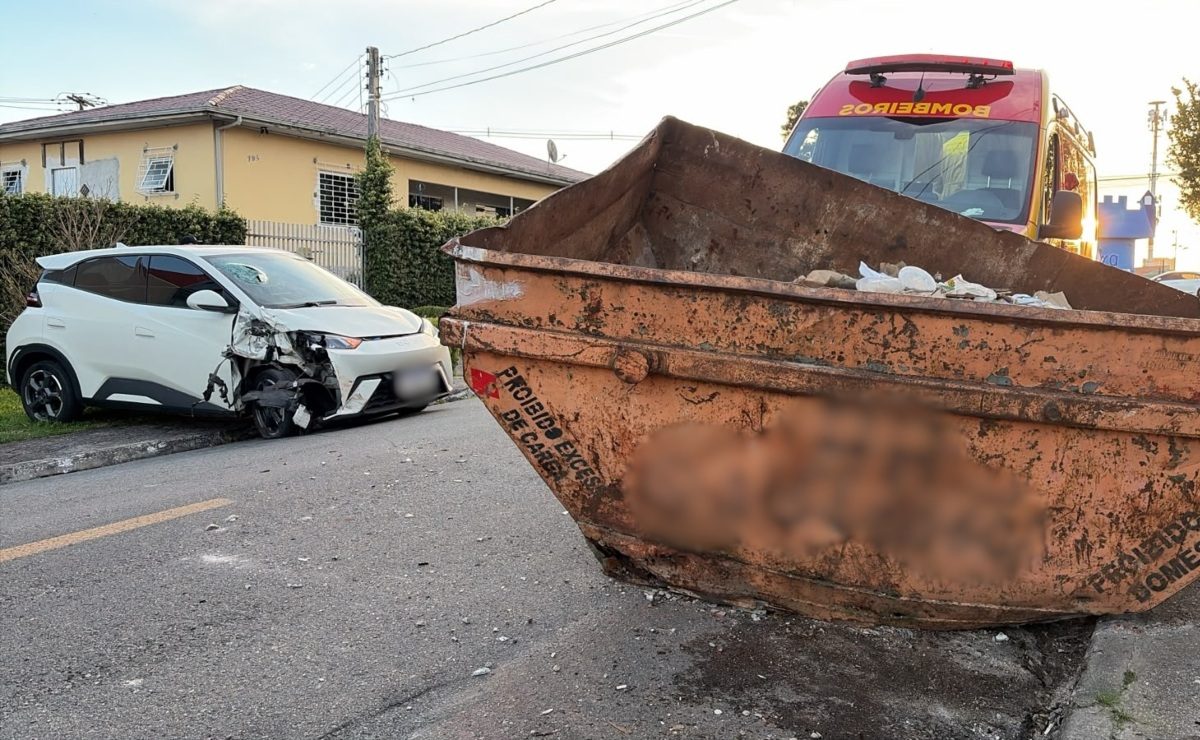 Motorista fica ferido na cabeça após carro bater e entortar caçamba de entulho no bairro Capão Raso