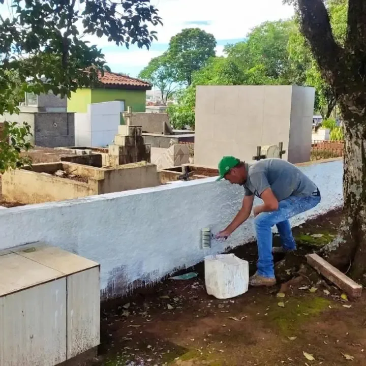 Prefeitura de Faxinal inicia manutenção no cemitério para o dia de finados