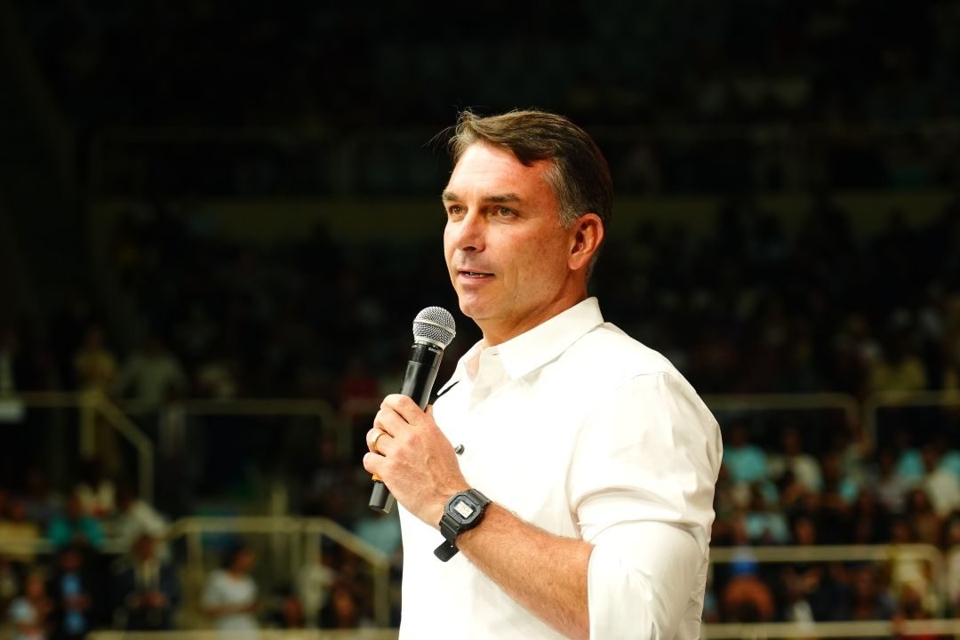 Flávio propõe programa de devolução via Pix, mas não detalha