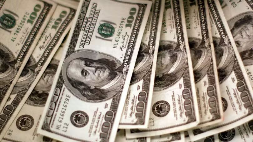 Dólar recua a R$ 5,01 e Ibovespa sobe