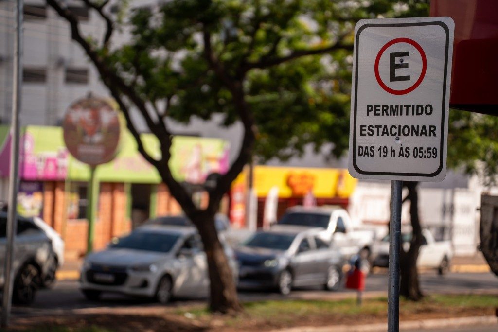 Prefeitura libera estacionamento à noite em trecho da Avenida Lions Internacional