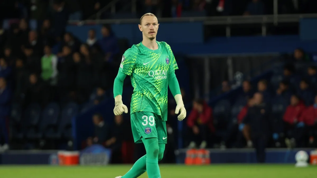 PSG: jornal critica goleiro Safonov após gols sofridos diante do Barcelona
